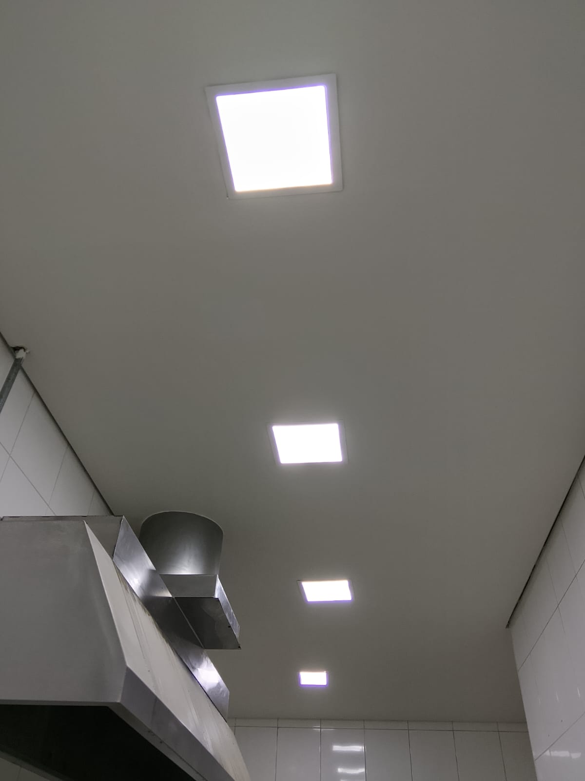 Teto com iluminação e acabamento de pintura