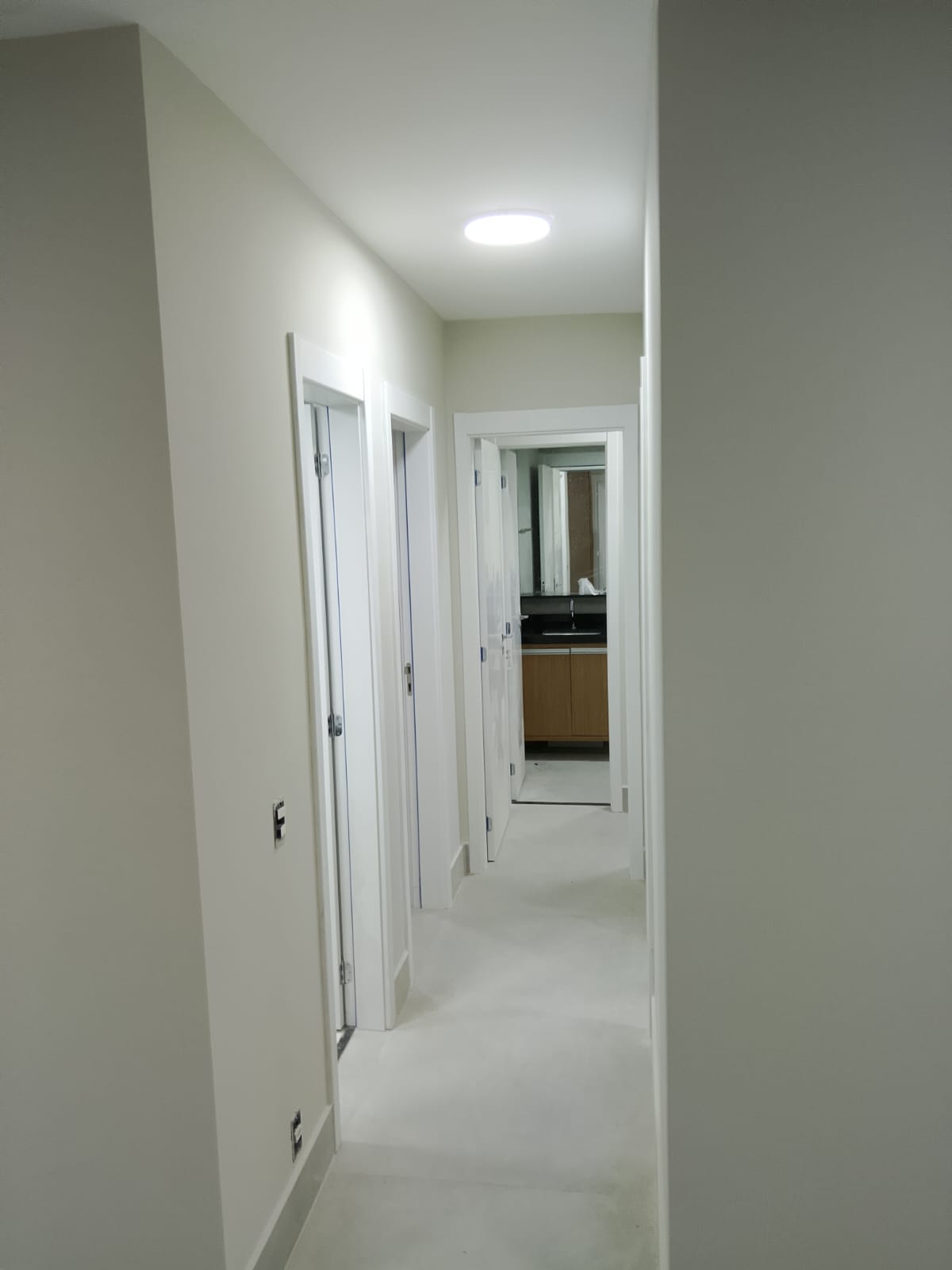 Corredor de apartamento após pintura da LF Pinturas